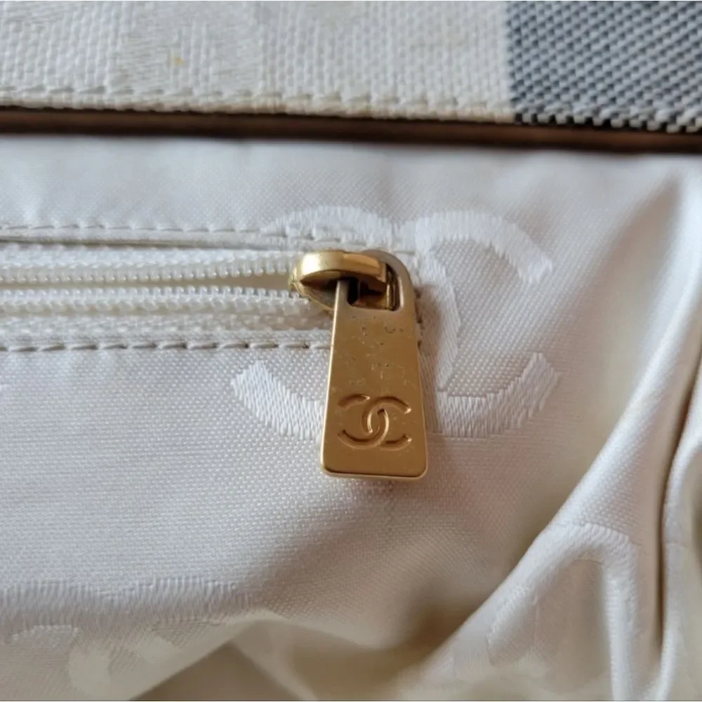 CHANEL Cream and Gray Striped Canvas Shoulder Bag with Wooden Frame - Picture 13 of 15